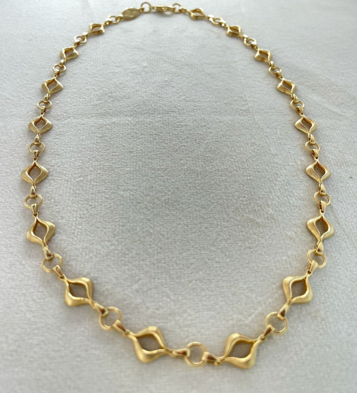 Elegant 14K gold-plated mandorla chain symbolizing divine feminine unity.
Handcrafted, engraved “Made on Earth.” A sacred geometry necklace.