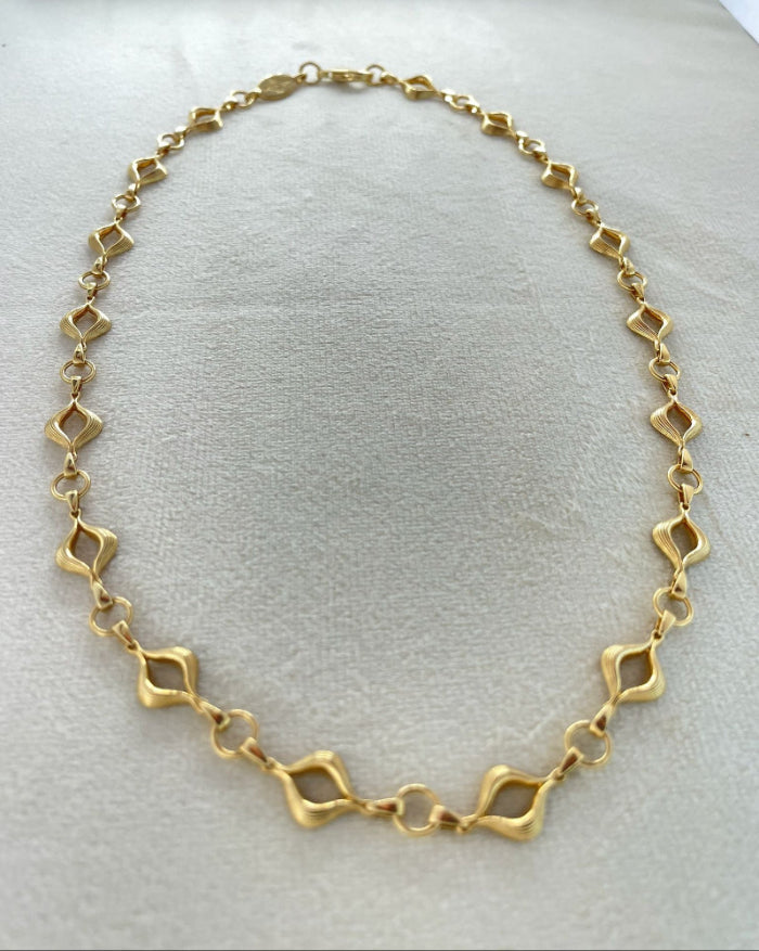 Elegant 14K gold-plated mandorla chain symbolizing divine feminine unity.
Handcrafted, engraved “Made on Earth.” A sacred geometry necklace.