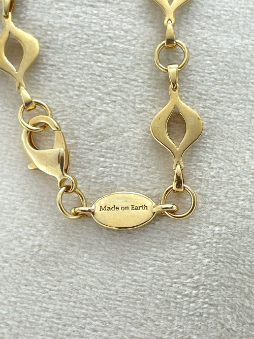 Elegant 14K gold-plated mandorla chain symbolizing divine feminine unity.
Handcrafted, engraved “Made on Earth.” A sacred geometry necklace.