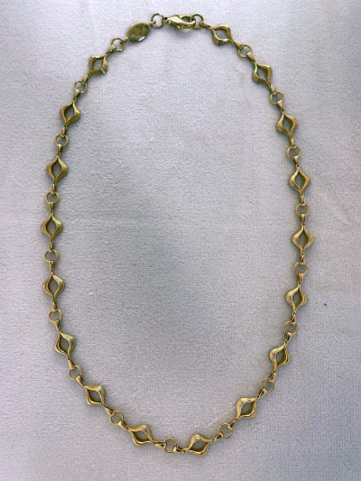 Elegant 14K gold-plated mandorla chain symbolizing divine feminine unity.
Handcrafted, engraved “Made on Earth.” A sacred geometry necklace.